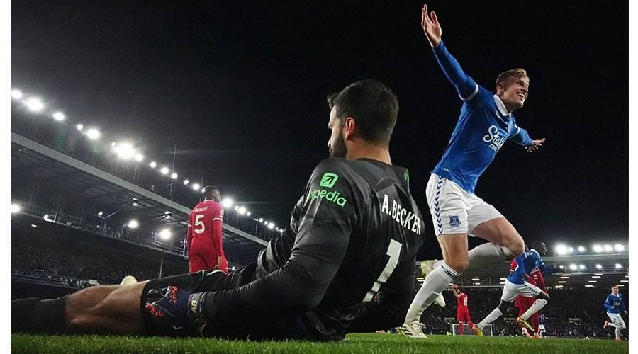 إيفرتون يوجه ضربة موجعة لآمال ليفربول بلقب «البريميرليغ»