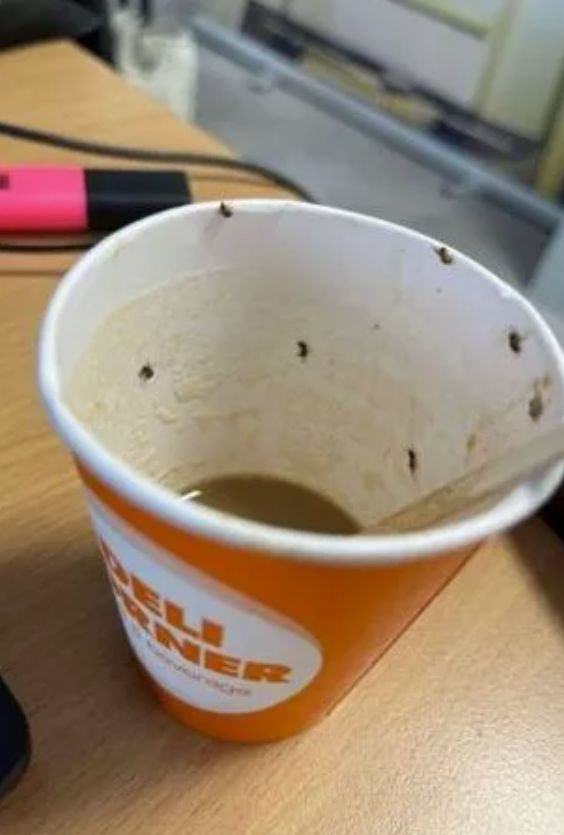 كوب قهوة من آلة البيع كاد أن يكلف فتاة حياتها