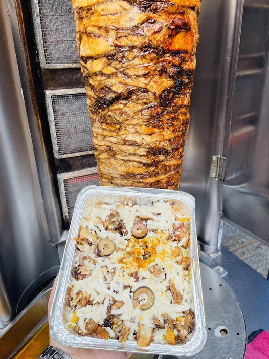 غزّي يحقق حلم افتتاح "مطعم شاورما" في القاهرة (صور)