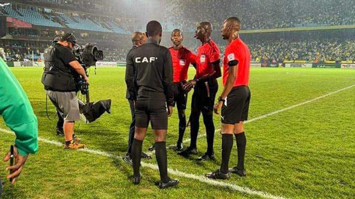 الجماهير غادرت الملعب.. توقف مباراة الترجي وصن داونز لسوء الأحوال الجوية (فيديو)