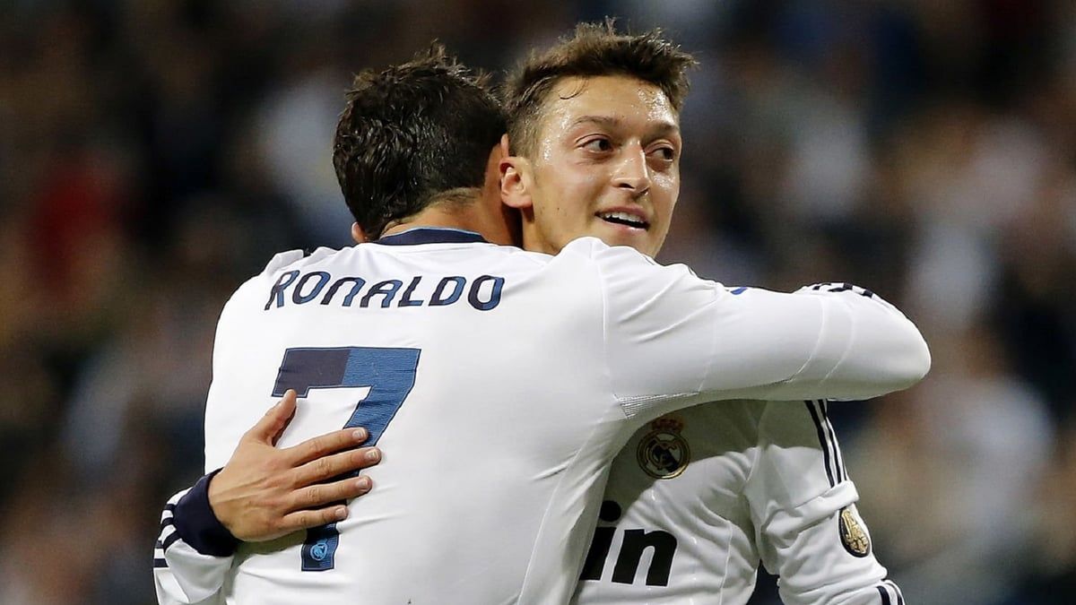 سخرية من أوزيل بسبب كريستيانو رونالدو