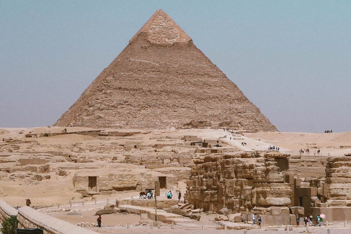 هل رُفع علم فلسطين فوق هرم خوفو بمصر تضامناً مع غزة؟ (فيديو)