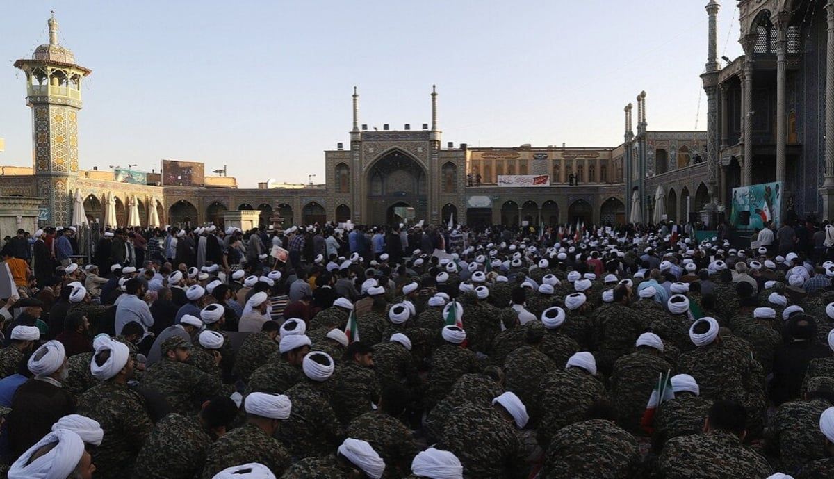 إيران.. أفغان بزي عسكري يشاركون في تظاهرة للمطالبة بفرض الحجاب