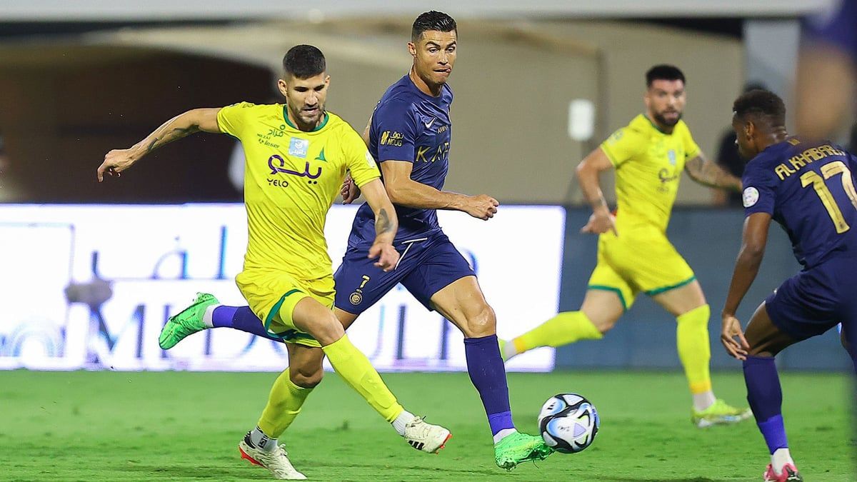 سقوط غريب ومفاجئ لرونالدو في مباراة الخليج (فيديو)