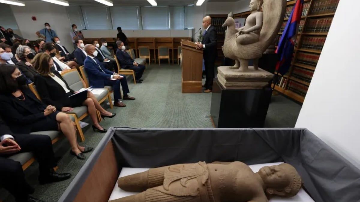 أمريكا تعيد 30 عملا فنيا منهوبا إلى كمبوديا وإندونيسيا (صور)