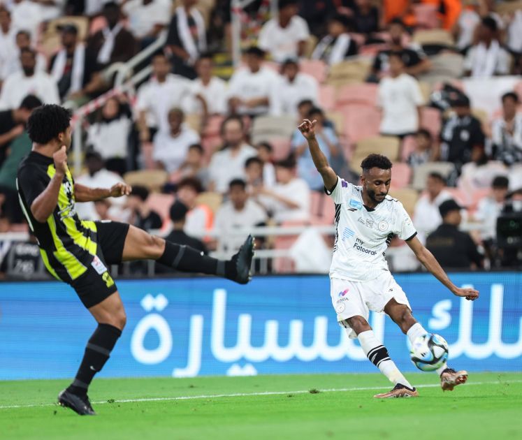 الشباب يحبط اتحاد جدة ومدربه