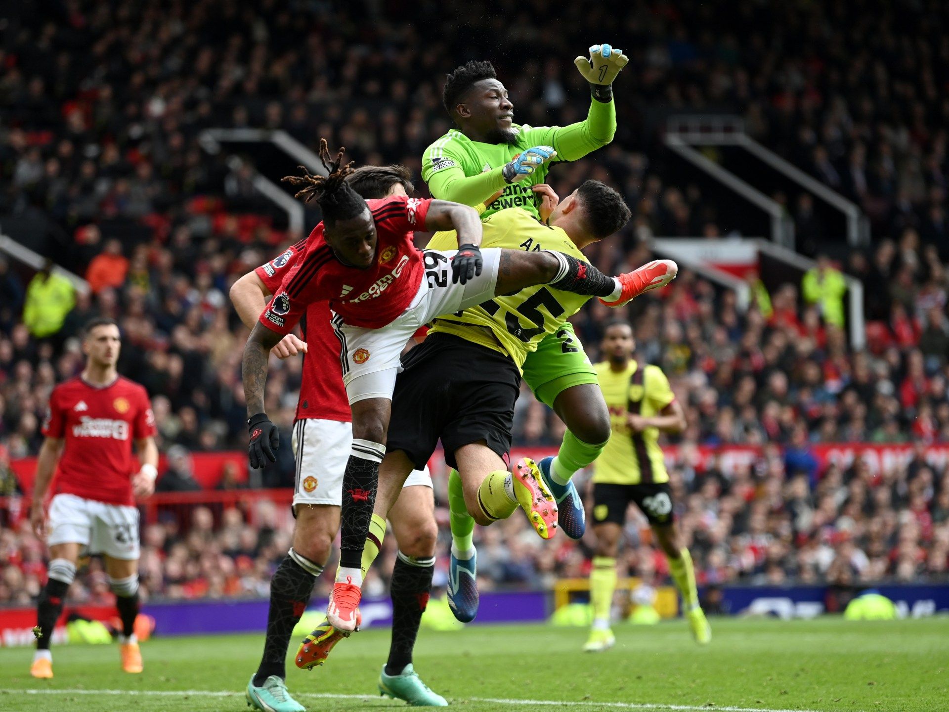 مانشستر يونايتد يواصل إهدار النقاط وشيفليد أول المودعين للبريميرليغ - موقع الخليج الان