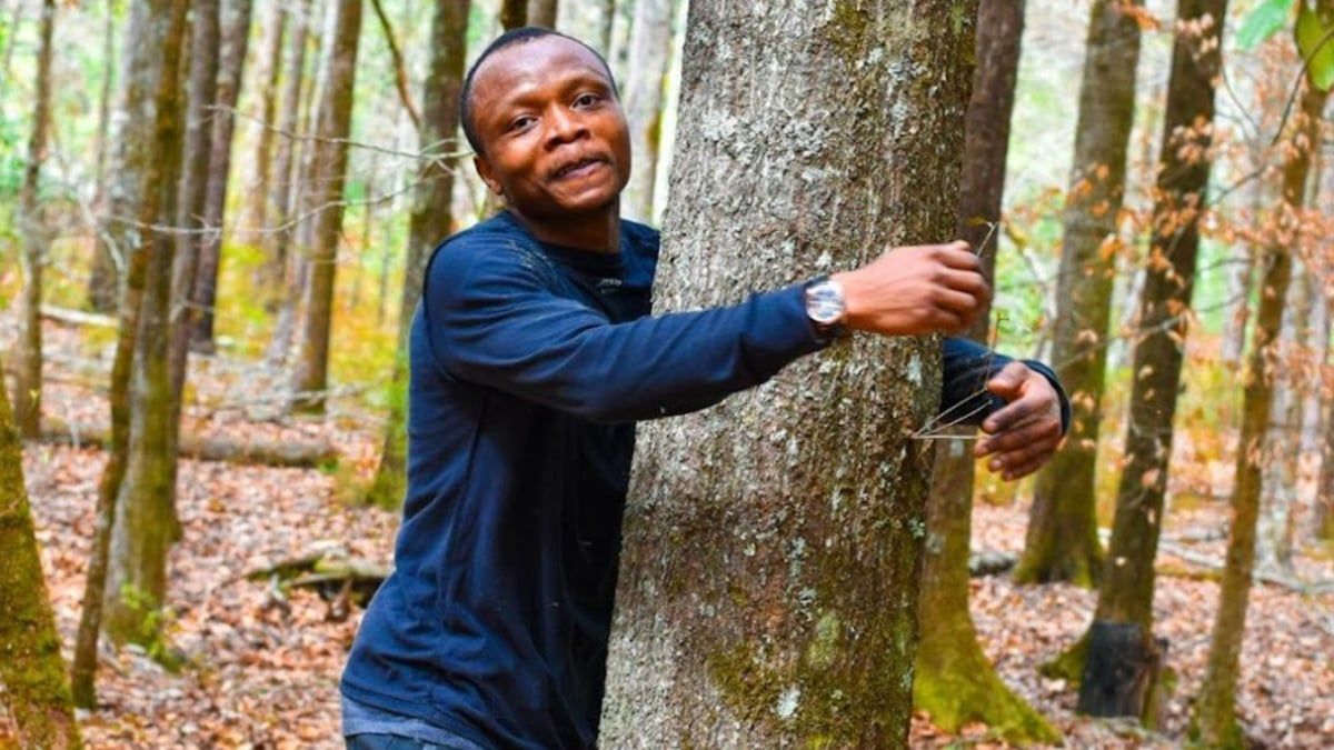 في ساعة.. رجل يدخل "غينيس" بمعانقة أكثر من ألف شجرة (صور)