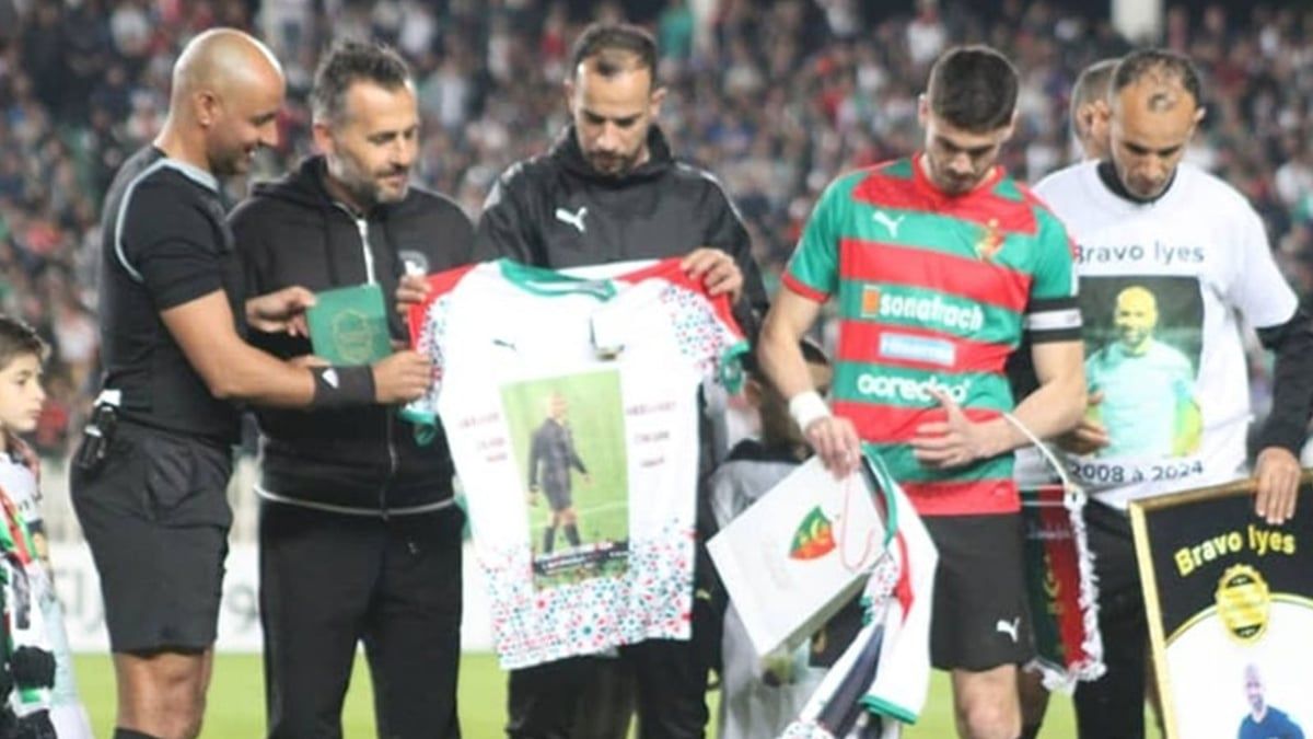 ممر شرفي للحكم الجزائري إلياس بوكواسة في مباراته الأخيرة قبل الاعتزال (فيديو)