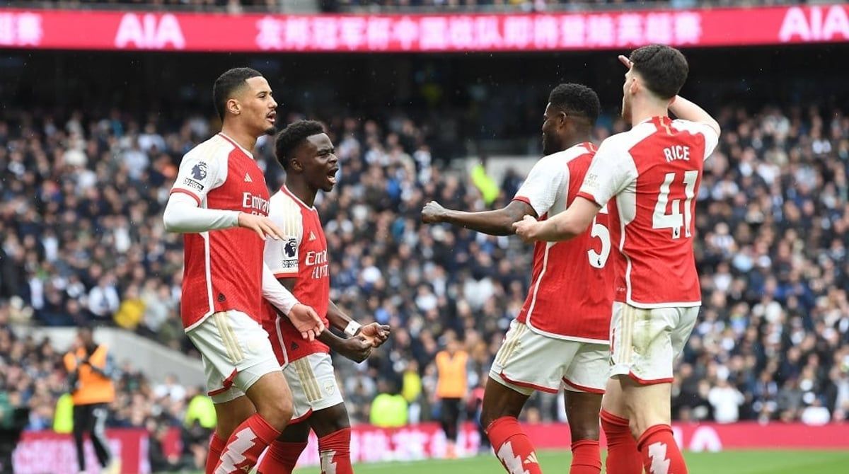 آرسنال يعبر توتنهام ويعزز صدارته للدوري الإنجليزي