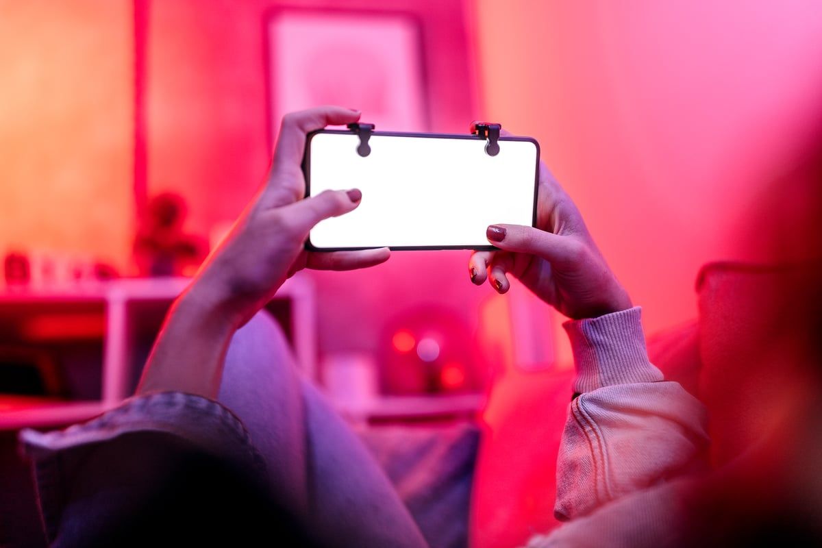 أم تتجاهل نزيف طفلها وتواصل بثّها المباشر على "تيك توك" (فيديو)