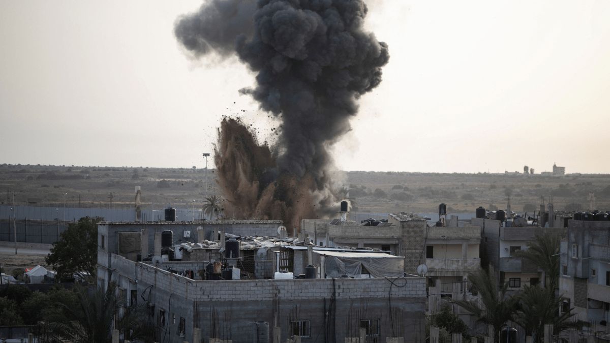 غارات رفح العنيفة.. تمهيد لاجتياح المدينة أم ضغوط لإتمام اتفاق التهدئة؟