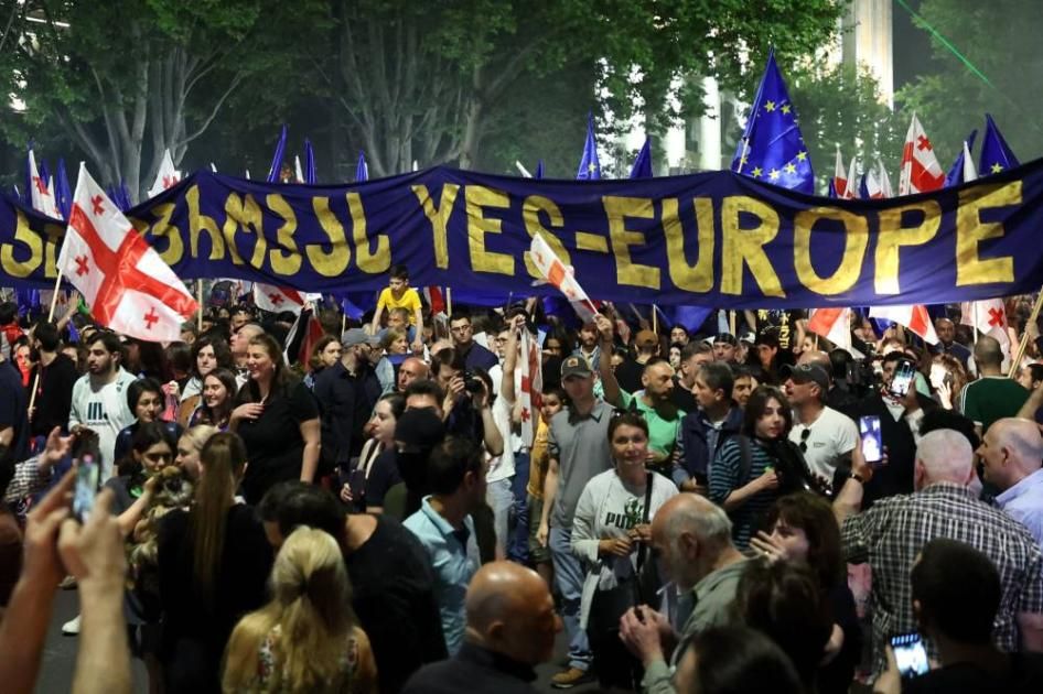 آلاف يحتجون في جورجيا على مشروع قانون «العملاء الأجانب»