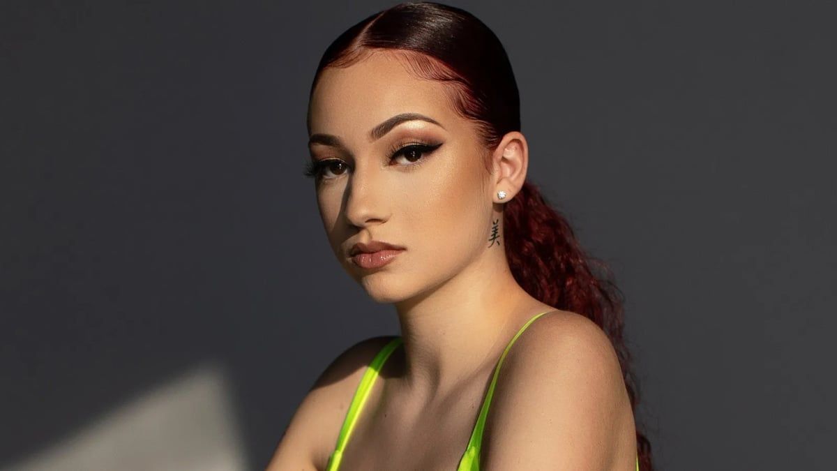 مغنية شهيرة تزيل "حشوات التجميل" من وجهها وتحذر جمهورها