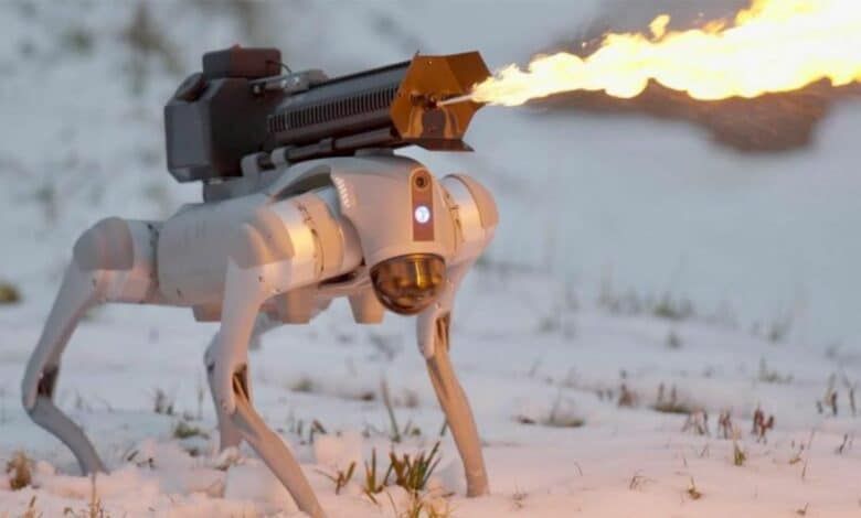 أول كلب آلي يحمل قاذفًا للهب في العالم - موقع الخليج الان