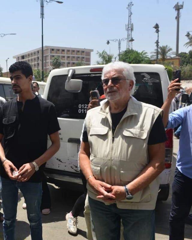 رغم قرار المنع.. صحفيون في جنازة المخرج المصري عصام الشماع (صور)