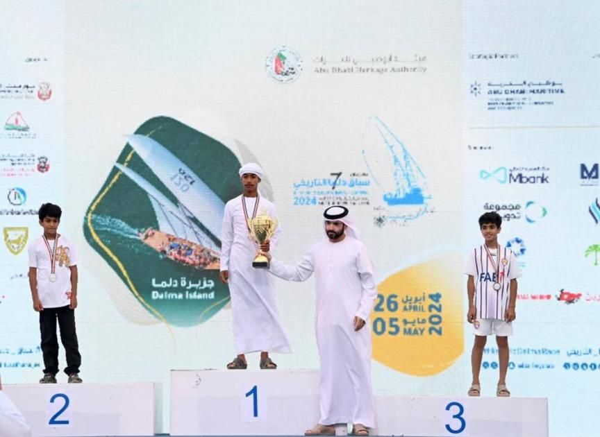 تتويج الفائزين في سباق التجديف الواقف على اللوح بـ «دلما التاريخي»