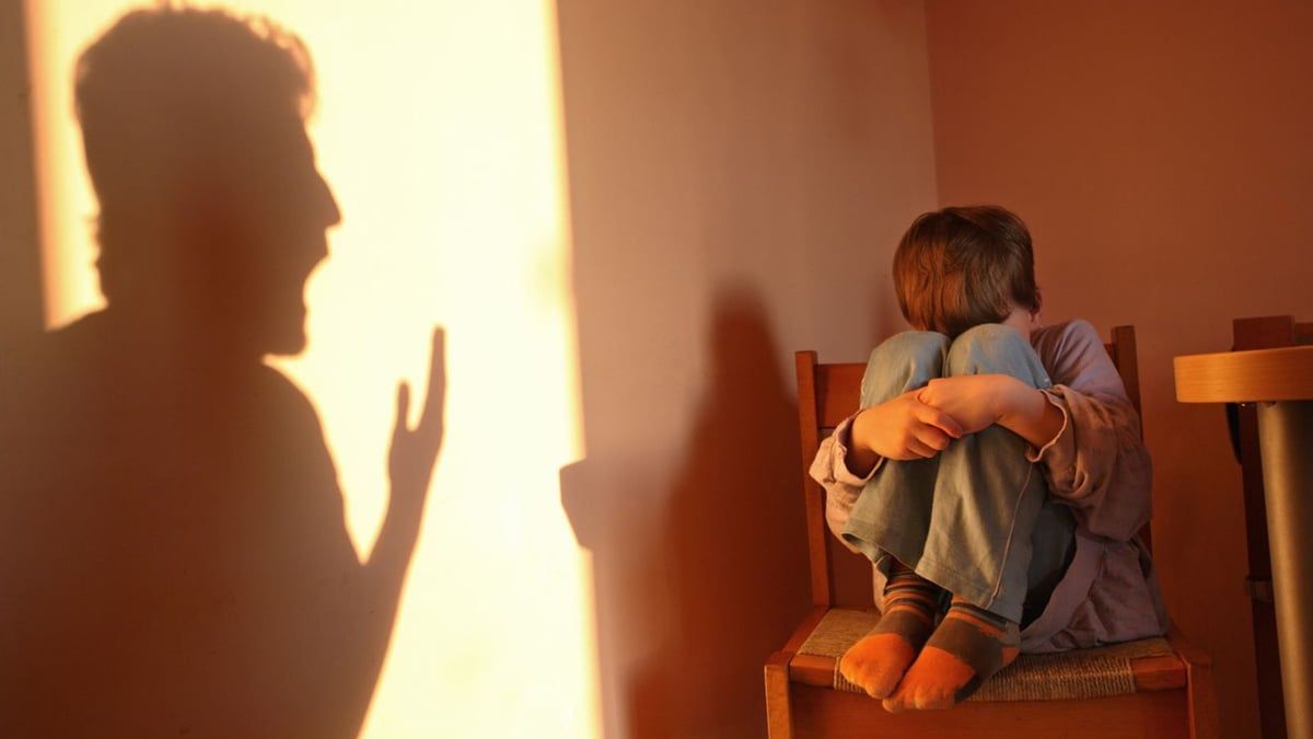 حرقا قدميه بـ"الفحم".. القبض على سوري وزوجته لتعذيبهما طفله