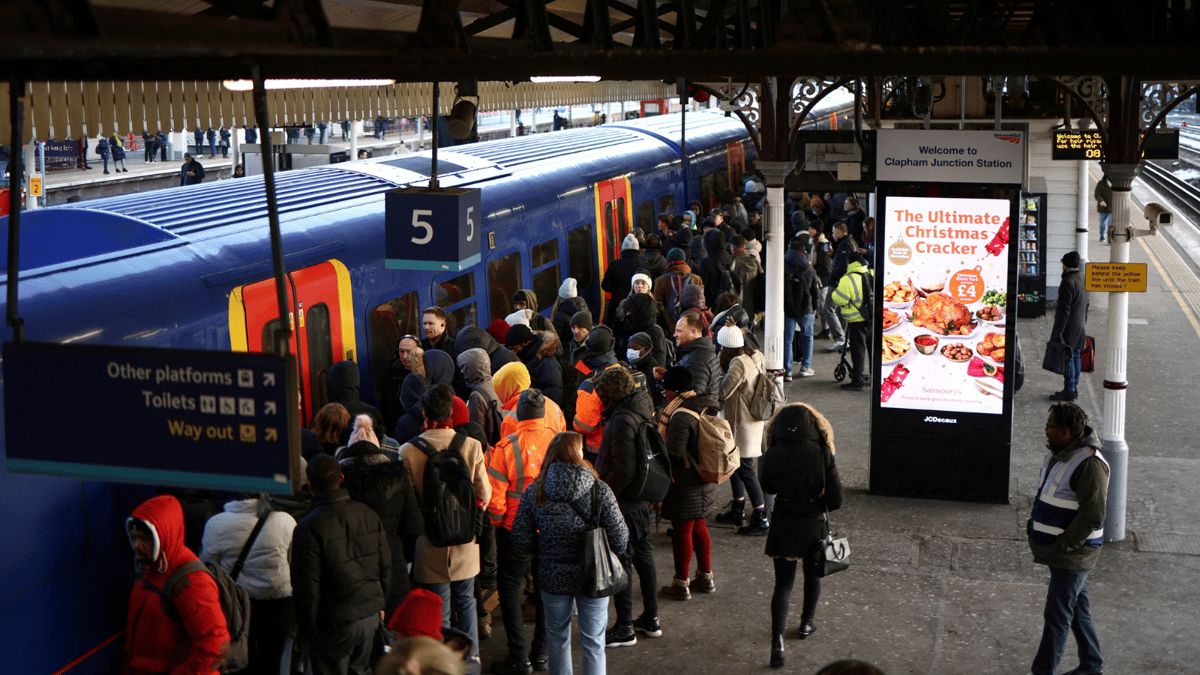 شرطة لندن تعتقل رجلًا هاجم أشخاصًا بسيف قرب محطة قطار (فيديو)