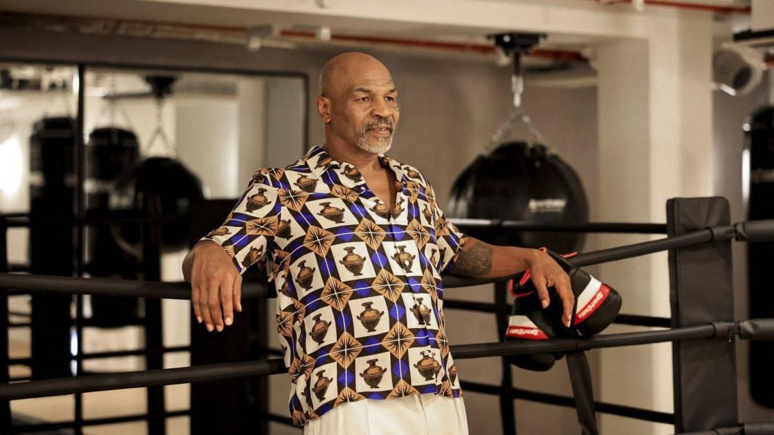 مايك تايسون ينازل أحد مشاهير «يوتيوب»