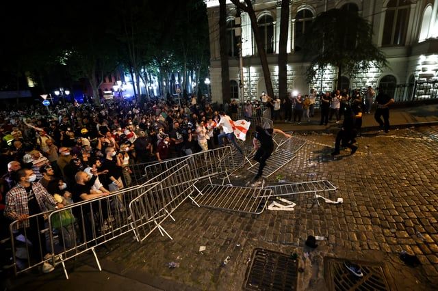 جورجيون مؤيدون للاتحاد الأوروبي ينصبون حواجز أمام البرلمان