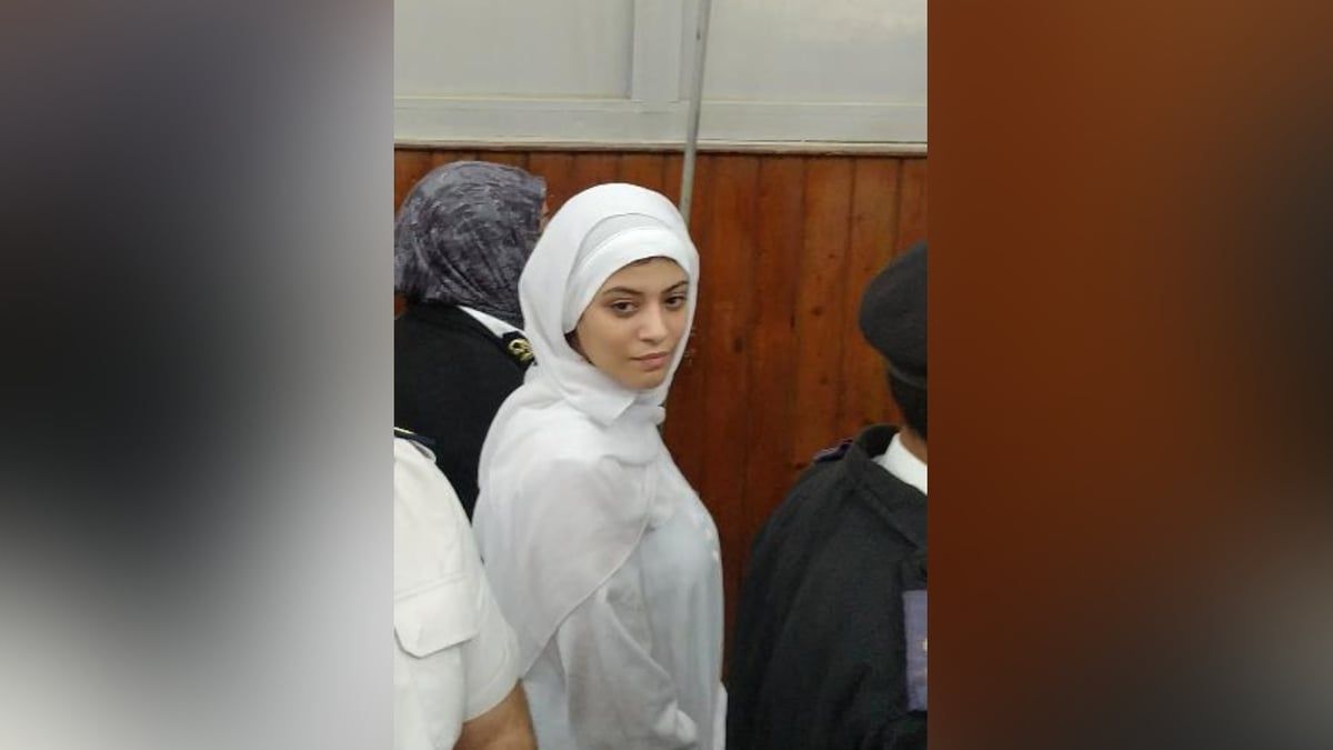 ابتسامة طالبة أثناء الحكم عليها بالإعدام تثير جدلًا في مصر (فيديو)