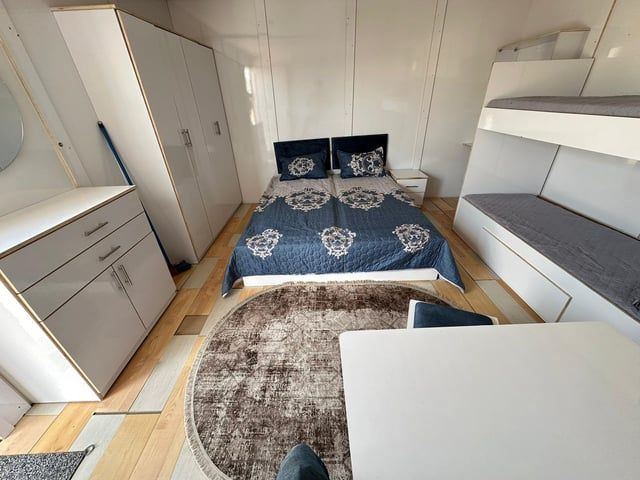 فلسطيني يصمم منازل خشبية متنقلة لإيواء النازحين في قطاع غزة (صور)