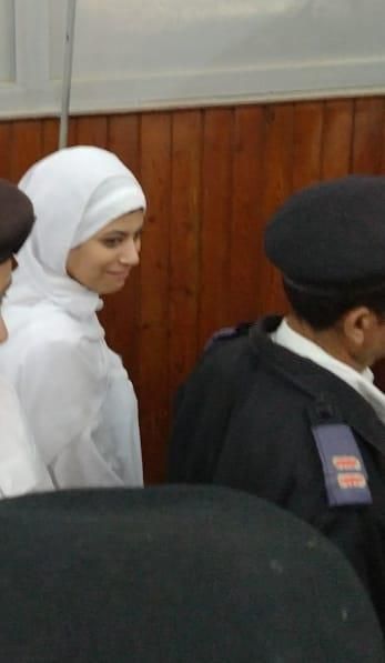 ابتسامة طالبة أثناء الحكم عليها بالإعدام تثير جدلًا في مصر (فيديو)