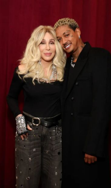 شير تكشف سبب مواعدتها رجالًا أصغر منها سنًا