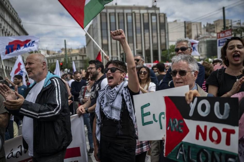 اليونانيون يطالبون بزيادة الأجور وينددون بحرب غزة
