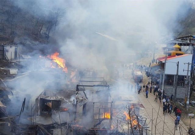 حريق مروع في قرية سياحية شمالي إيران (صور وفيديو)