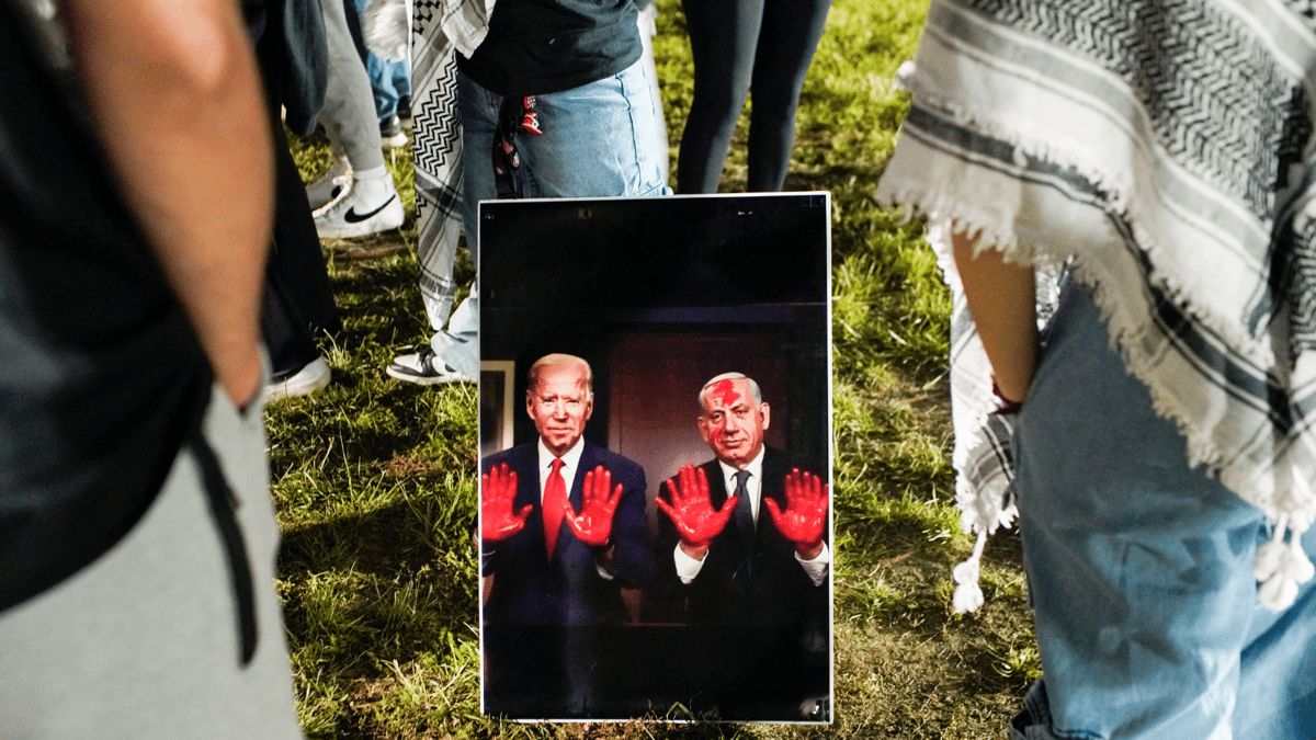 "الغارديان": الناخبون الشباب يعزفون عن بايدن