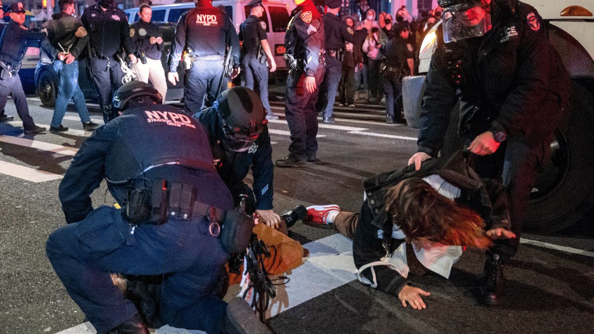 "وول ستريت جورنال" تحذر من تكرار "كارثة" الديمقراطيين عام 1968