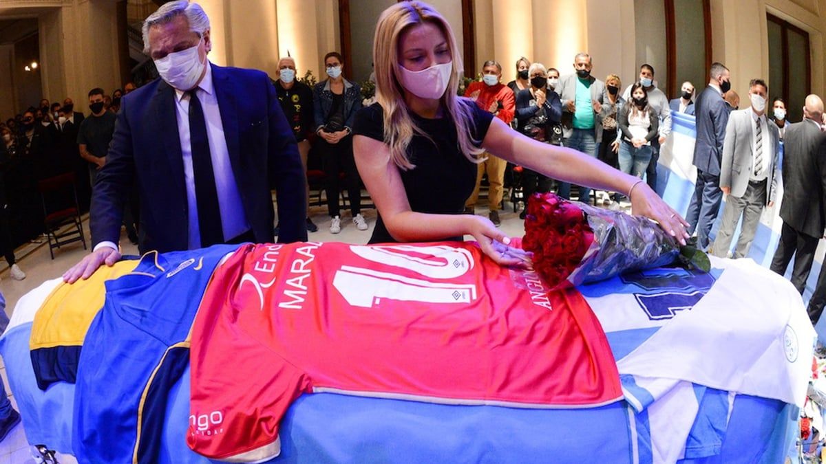 طلب غريب من أبناء مارادونا بشأن جثمان النجم الأرجنتيني