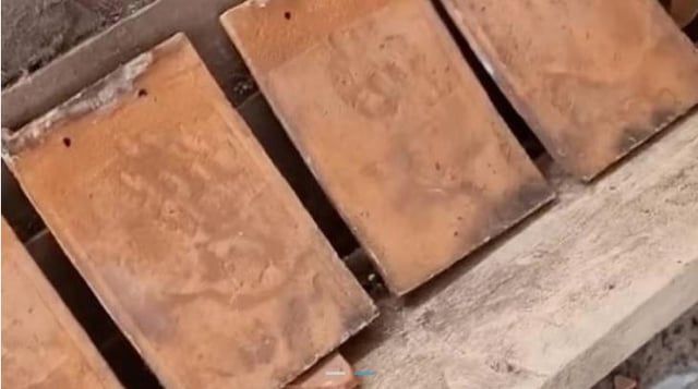 آثار أيدي أطفال على "القرميد" في بريطانيا تثير جدلا