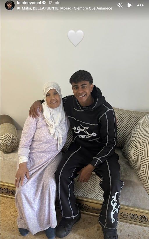 يامال يظهر بملابس مكتوب عليها بالعربية (صورة)