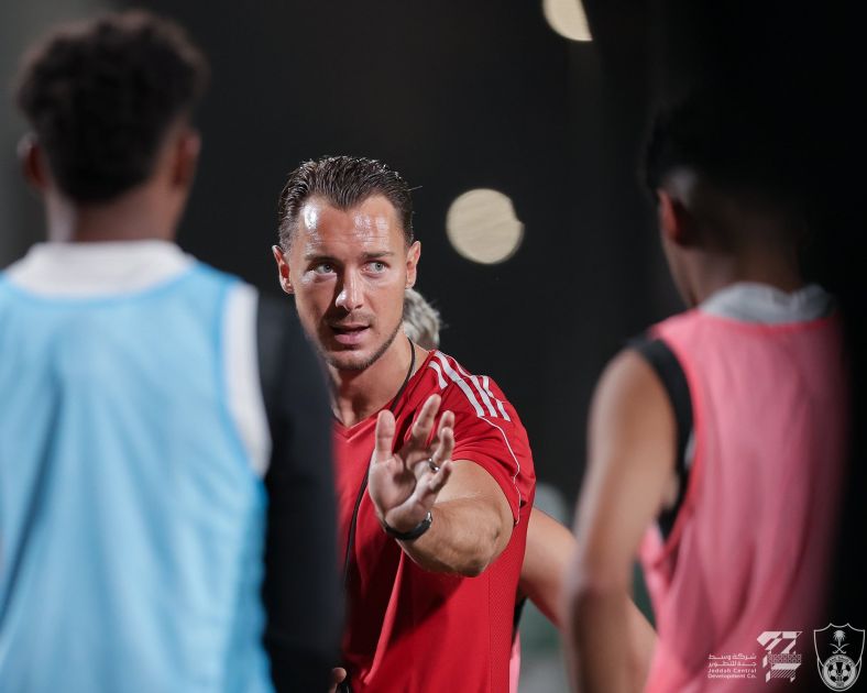 الرباعية الأسرع تسعد مدرب أهلي جدة