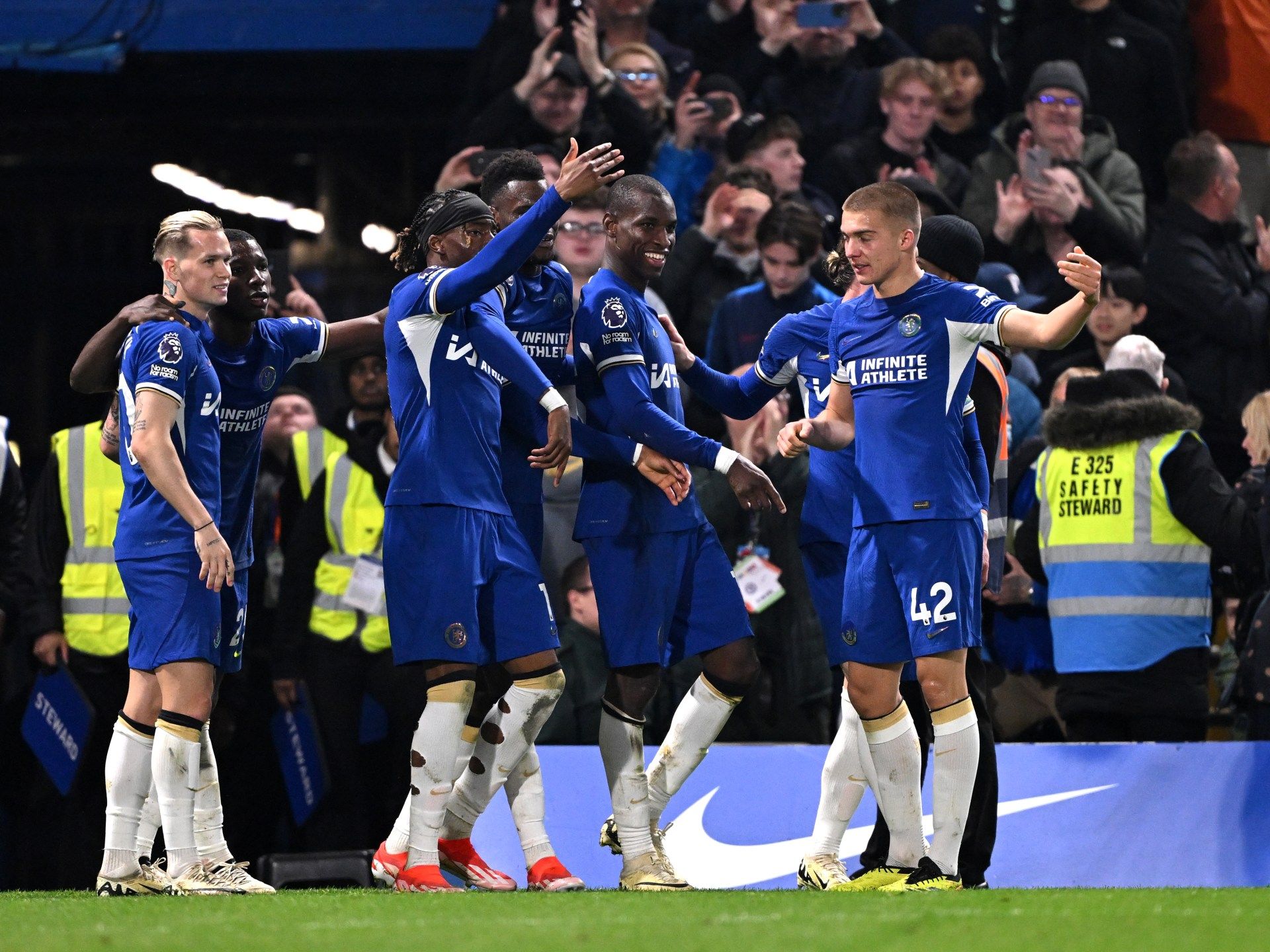 شاهد.. تشلسي يعصف بآمال توتنهام ويسدي خدمة لأستون فيلا - موقع الخليج الان