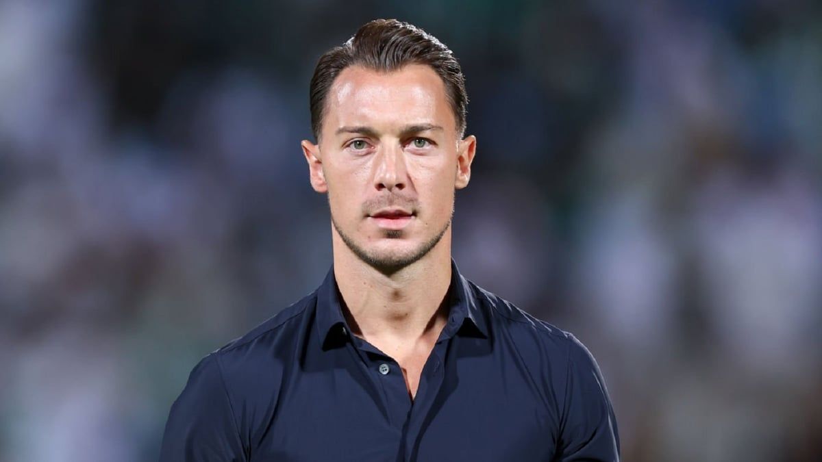 الأهلي السعودي يحسم الجدل بشأن مستقبل مدربه يايسله