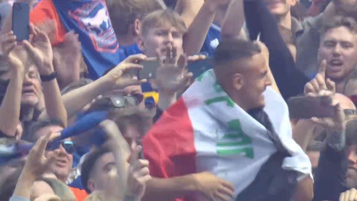 من هو العراقي الذي تأهل إلى الدوري الإنجليزي محمولاً على الأعناق؟