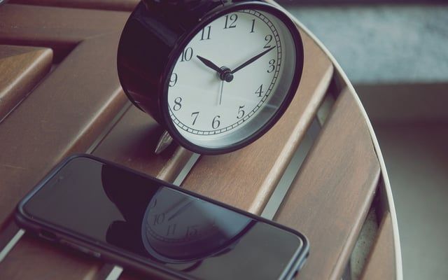 أقرت أبل بالخلل.. منبه "آيفون" قد لا يوقظك من النوم