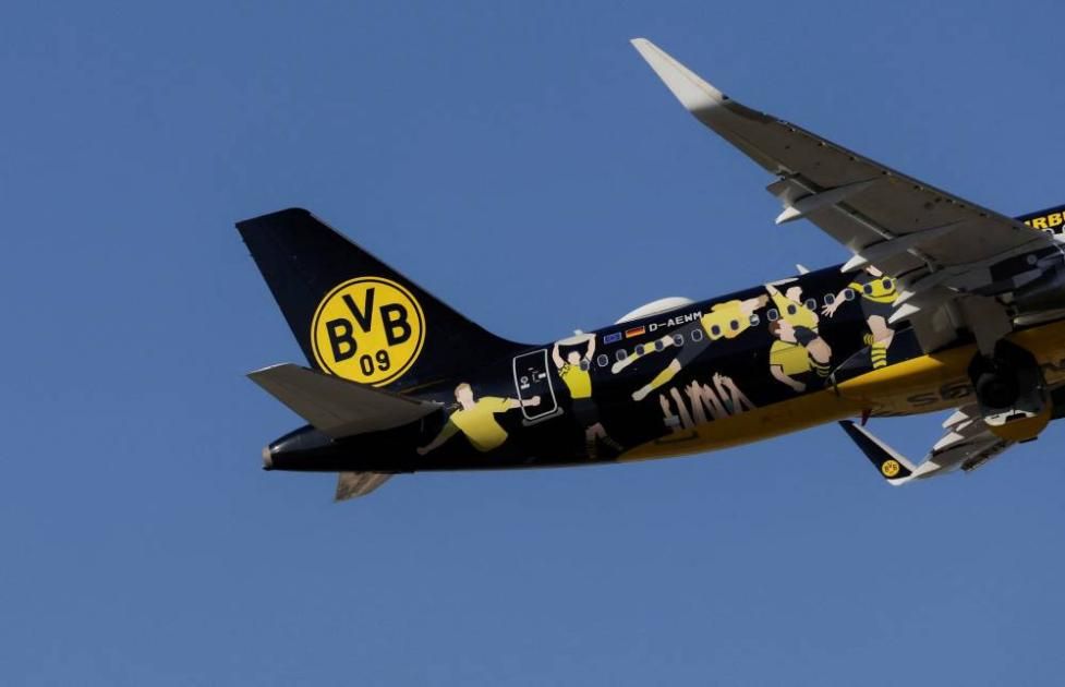 طائرة ألمانية تتزين بصور لاعبي دورتموند