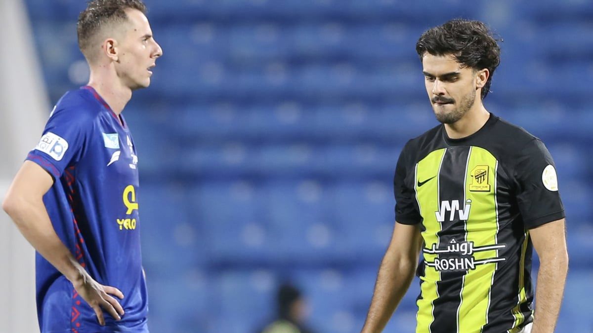 حالة تسلل مثيرة للجدل في مباراة أبها والاتحاد (فيديو)