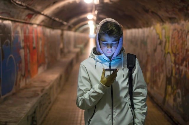 ما مخاطر صداقة المراهقين مع روبوتات الدردشة الآلية؟