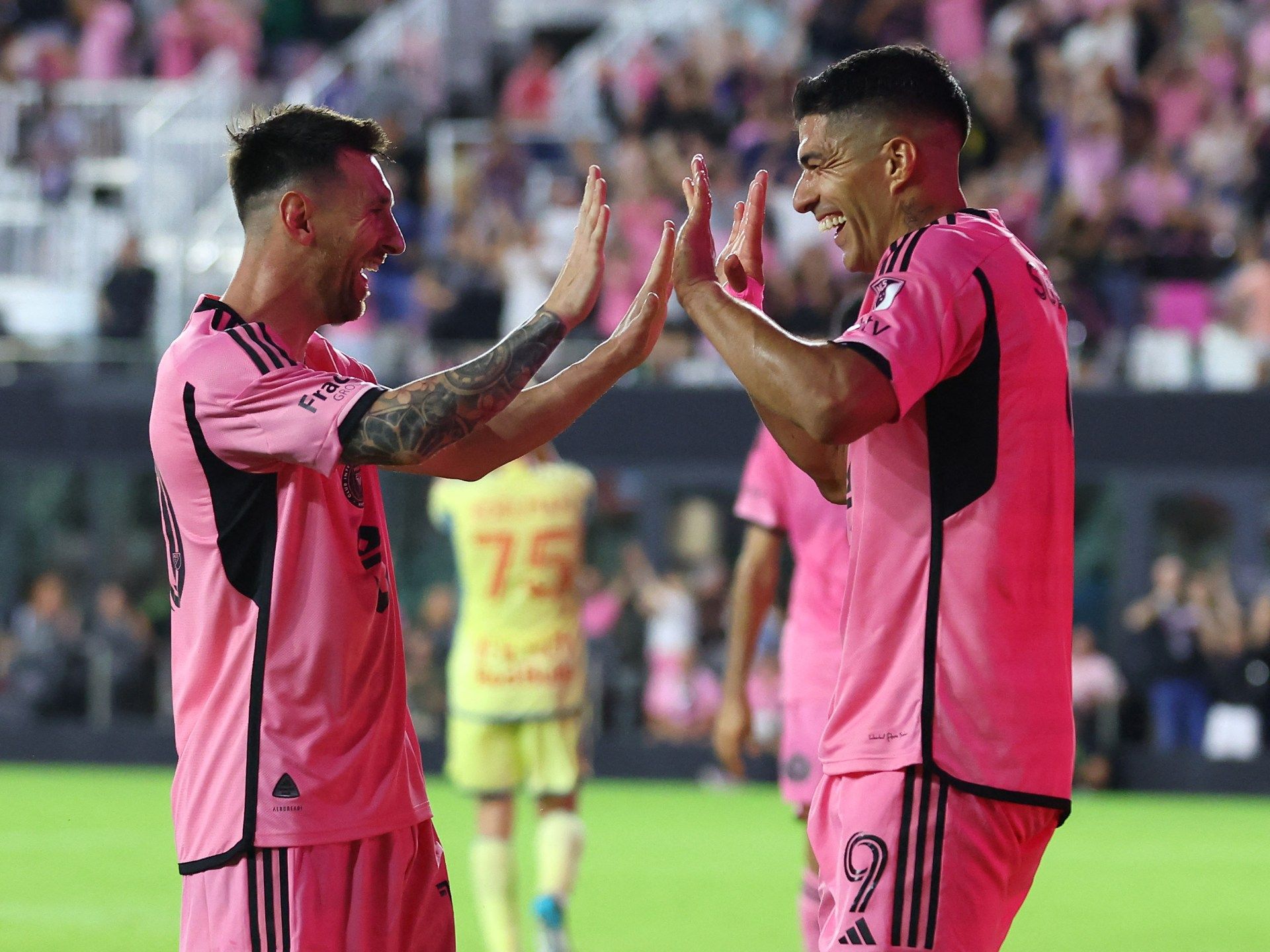 هدف و5 تمريرات حاسمة في مباراة واحدة.. ميسي يحطم الأرقام في الدوري الأميركي - موقع الخليج الان