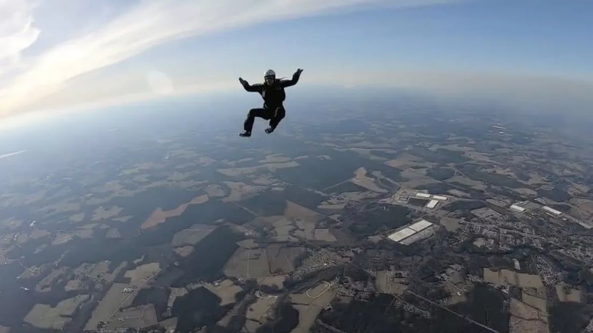 أشبه بالمعجزة.. مظلية تروي قصة سقوطها من ارتفاع 13500 قدم