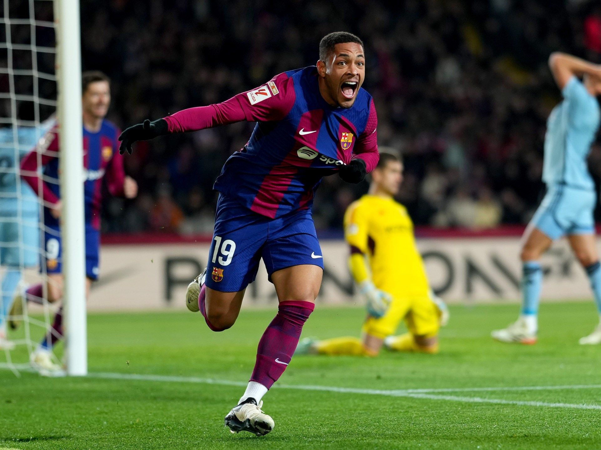 تشافي لا يكلمه أو يشركه.. وكيل أعمال فيتور روكي ينفجر في وجه برشلونة - موقع الخليج الان