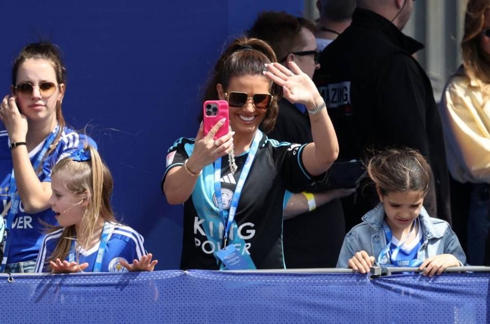 ريبيكاه تشارك في احتفالات صعود ليستر سيتي