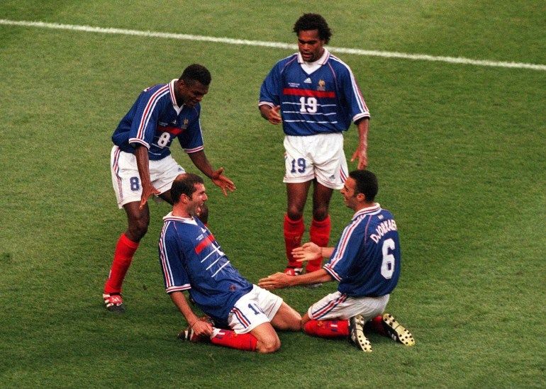 رفض أداء النشيد في مباريات فرنسا.. يوم انتصر كريستيان كاريمبو لقبائل “الكاناك” - موقع الخليج الان