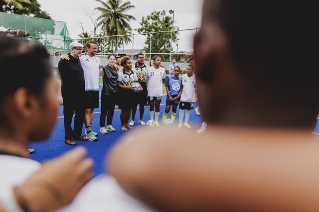 وزيرة الخارجية الألمانية تهدر ركلة جزاء أمام فيجي (صور)